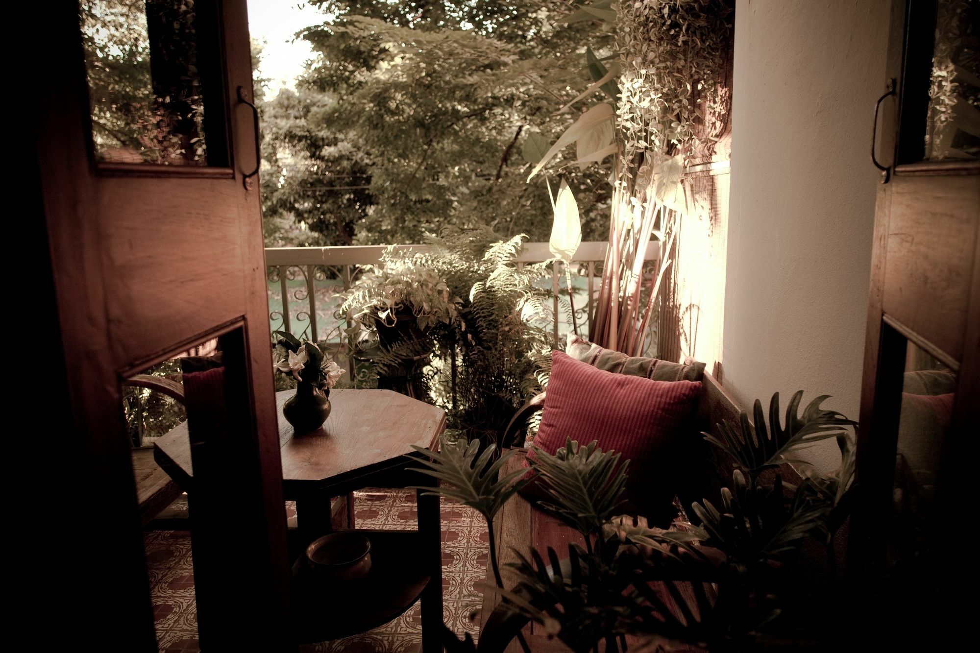 The Asadang Bed And Breakfast Банкок Екстериор снимка